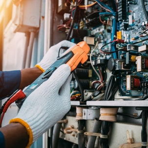 Key Factors in Choosing the Right Springfield Electrician